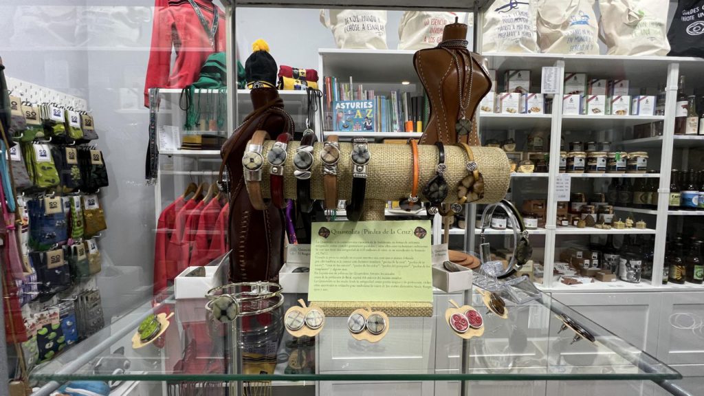 Artesanía, productos locales y bisutería en Tiza y Peonza