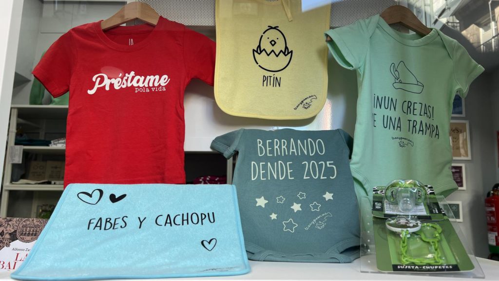 Bodys, baberos y camisetas con frases en asturiano de Tiza y Peonza