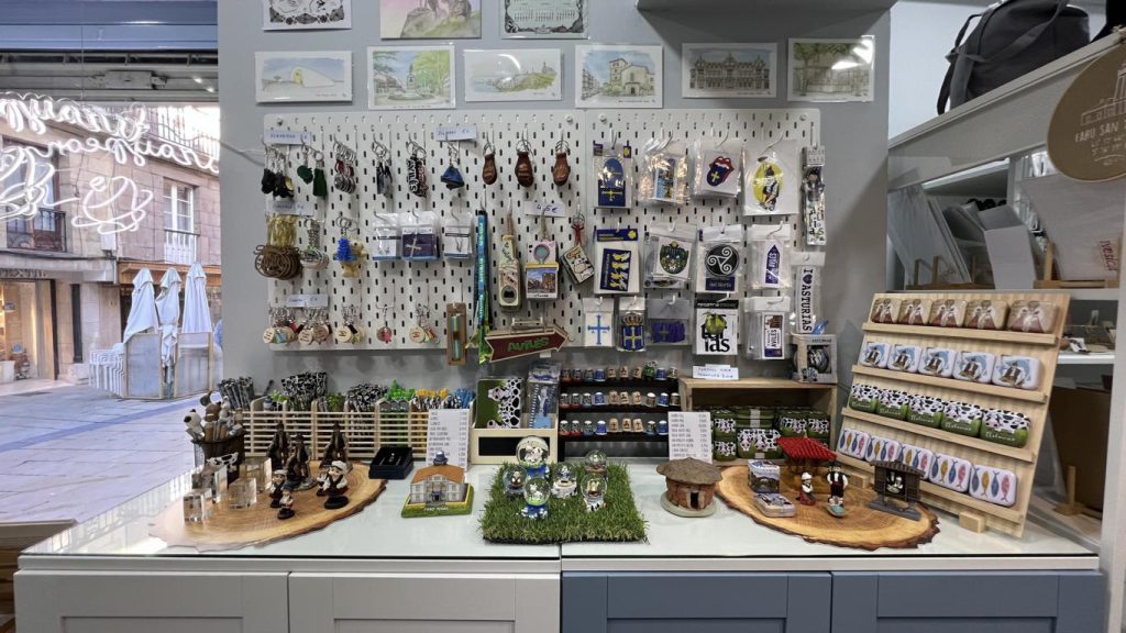 Expositor de regalos y recuerdos asturianos en Tiza y Peonza