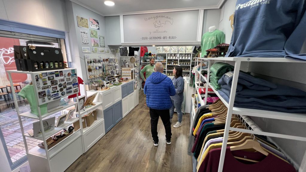 Clientes en la tienda de regalos Tiza y Peonza, Avilés