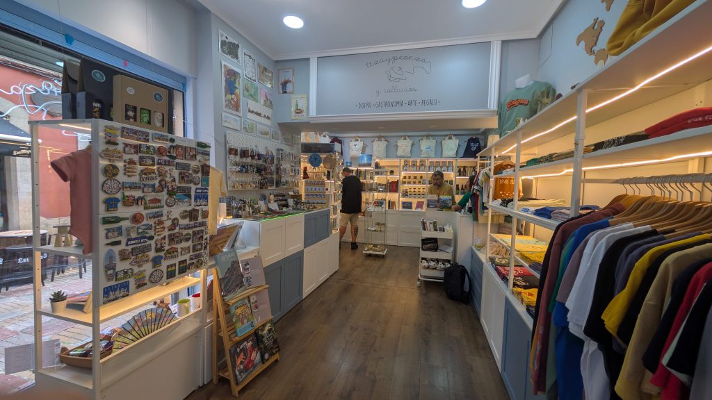 Interior de la tienda Tiza y Peonza y collacios en Avilés