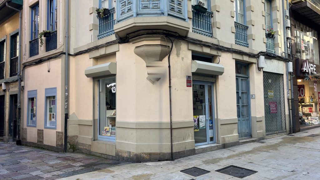 Fachada de Tiza y Peonza en la calle La Fruta, 16, Avilés